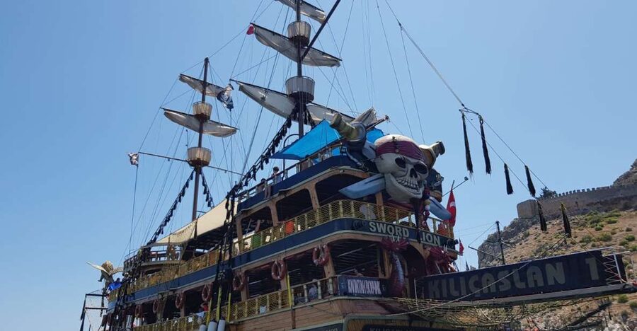 Alanya: Pirate Boat Tour w/ BBQ & Foam Party - Music, animation, and the foam party