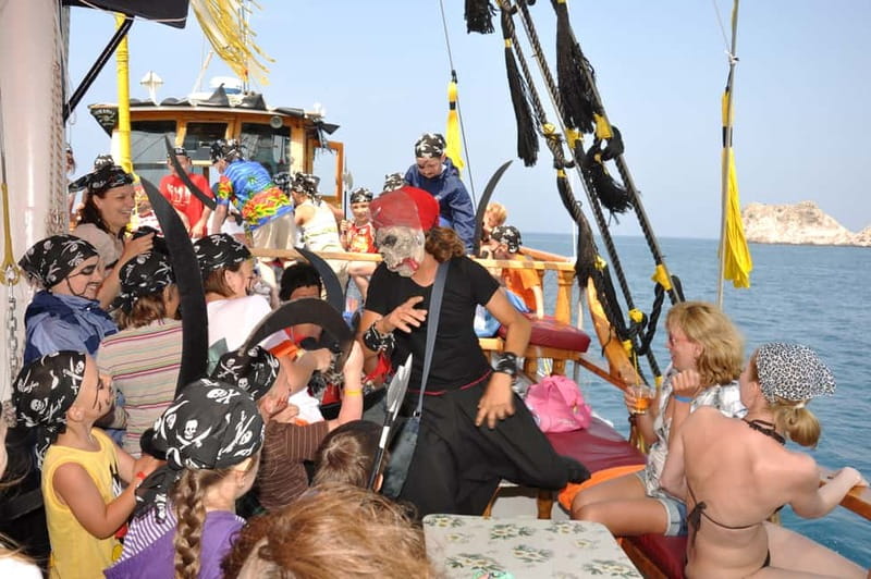 Alanya: Pirate Boat Trip with Meal, Drinks and Pickup Option - Smoking, seating, and comfort onboard