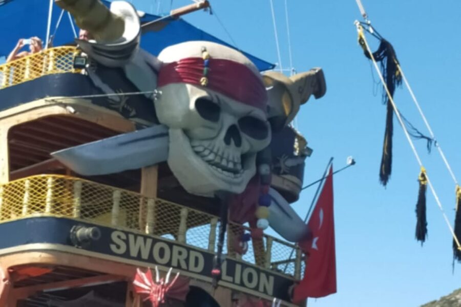 Alanya: Pirate Ship Cruise with Food and Swimming Stops - Barbecue lunch with a view