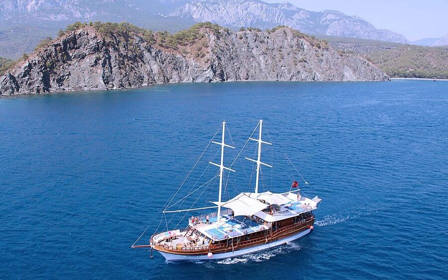 Alanya Relaxing Family Boat Tour Without Foam And Loud Music - The boat itself: room to spread out