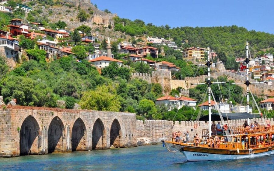 Alanya Relaxing Family Boat Tour Without Foam And Loud Music - How the crew shapes the day