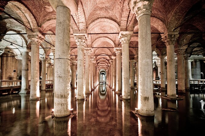 Basilica Cistern Skip-the-Line Ticket with Guided Tour - Meeting the guide at Cankurtaran