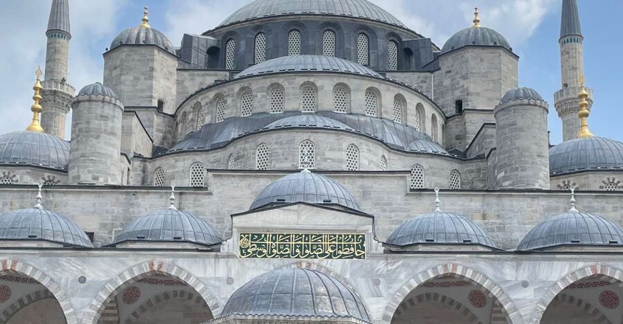Istanbul: Blue Mosque Guided Tour - Waiting for security, with stories instead of silence