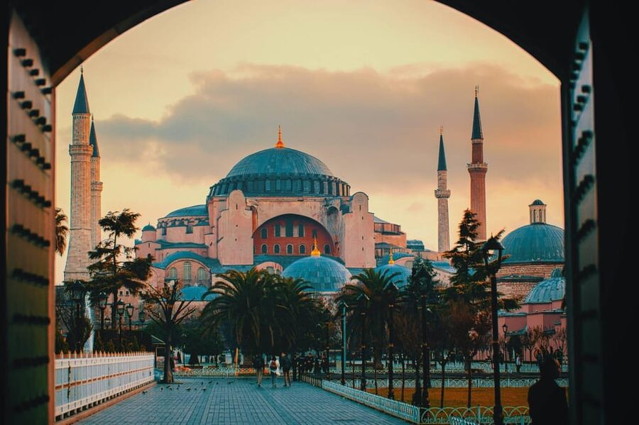 Istanbul: Blue Mosque, Hagia Sophia, & Basilica Cistern Tour - Meeting beneath the trees at the Hippodrome