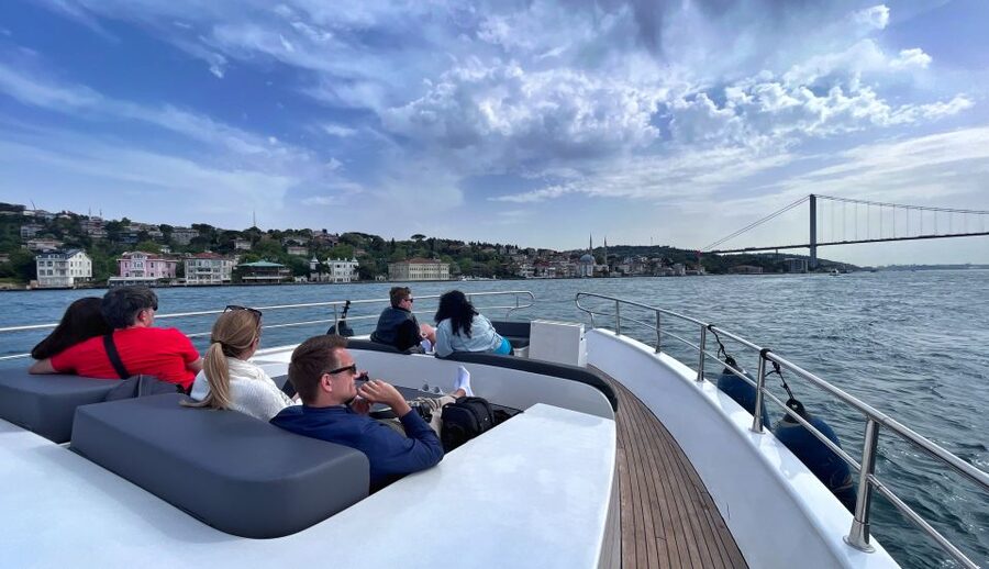 Istanbul: Bosphorus Cruise with Stopover on the Asian Side - Kanlıca: a quick taste of Istanbul’s Asian side