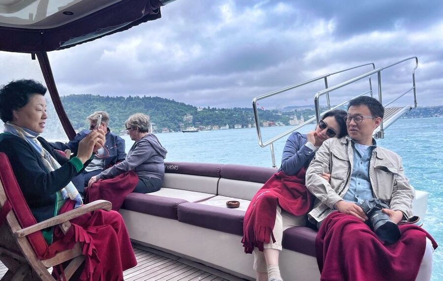 Istanbul: Bosphorus Cruise with Stopover on the Asian Side - The return route past Anatolian Fortress and Beylerbeyi