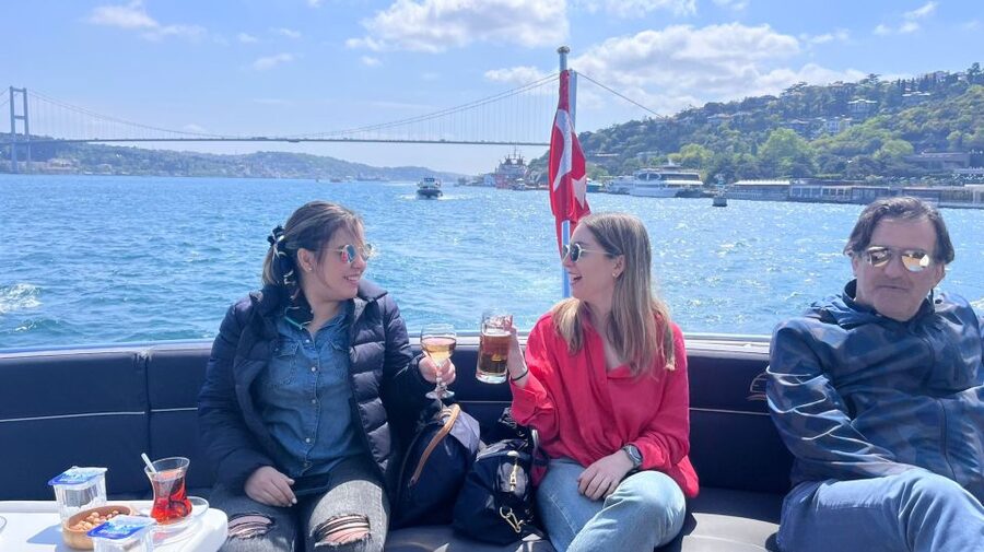 Istanbul: Bosphorus Cruise with Stopover on the Asian Side - What you eat and drink on the yacht