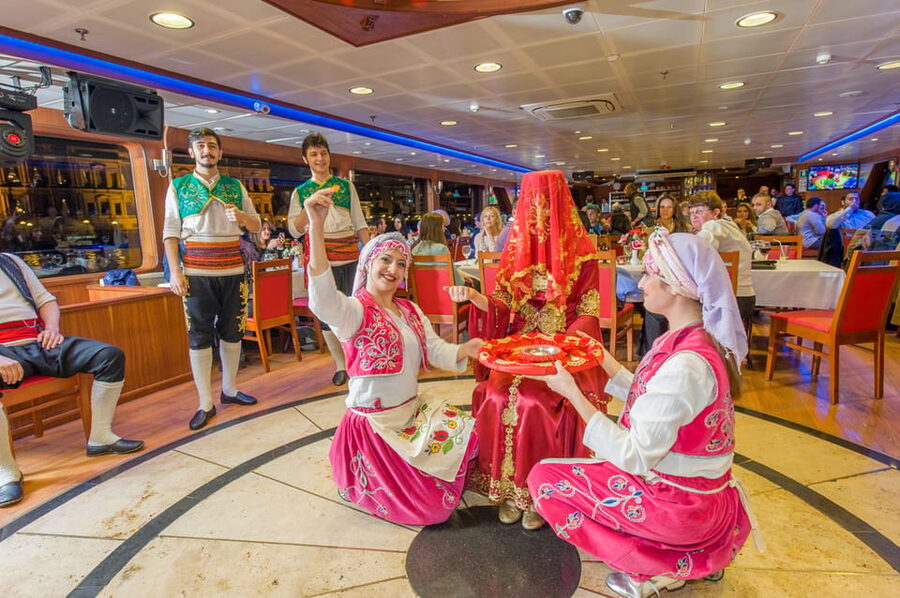Istanbul: Bosphorus Dinner Cruise Incl. Drinks with Transfer - Should you book the Istanbul Bosphorus dinner cruise?