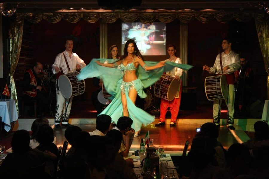Istanbul: Bosphorus Dinner Cruise Incl. Drinks with Transfer - What the views are like after dark