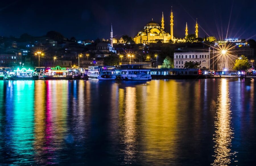 Istanbul: Bosphorus Dinner Cruise Incl. Drinks with Transfer - Group size, service, and overall comfort