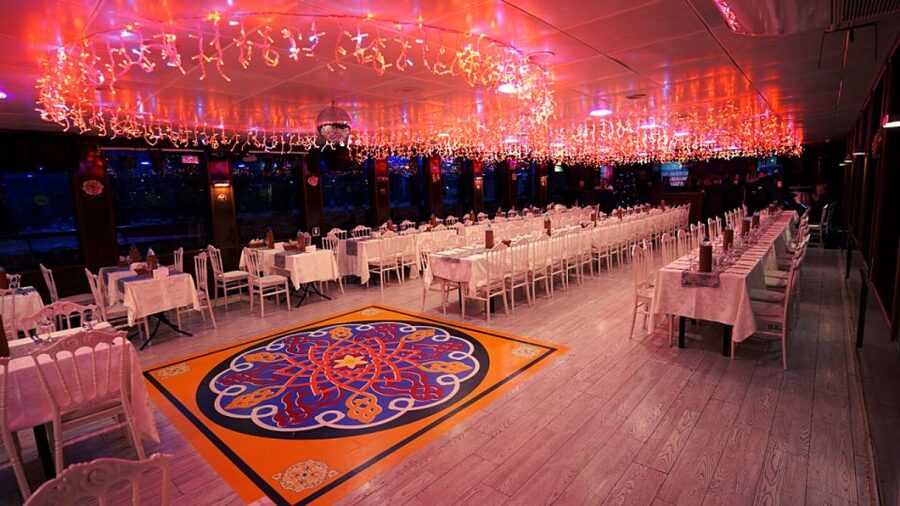 Istanbul: Bosphorus Dinner Cruise with Drinks & Turkish Show - Boarding, appetizers, and the first course