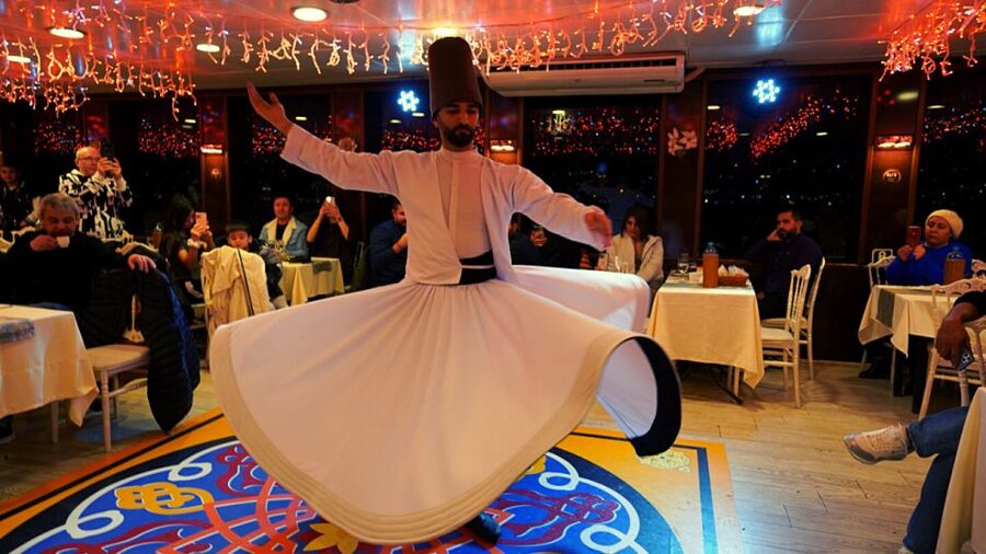 Istanbul: Bosphorus Dinner Cruise with Drinks & Turkish Show - The three-hour route and Istanbul’s night views