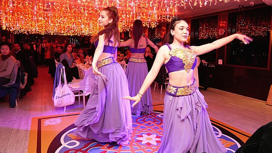 Istanbul: Bosphorus Dinner Cruise with Drinks & Turkish Show - Drinks, music, and the shift to a party