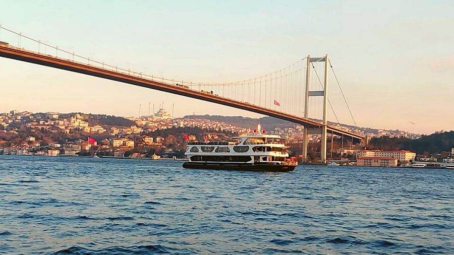 Istanbul: Bosphorus Dinner Cruise with Drinks & Turkish Show - Arriving at the boat and choosing hotel transfer