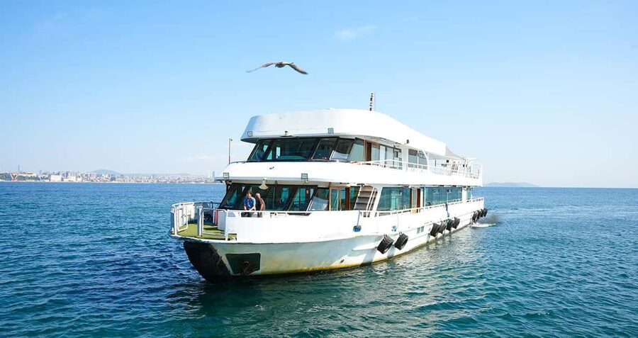 Istanbul: Bosphorus & Golden Horn Cruise Daytime or Sunset - Audio commentary and the limits of the live guide