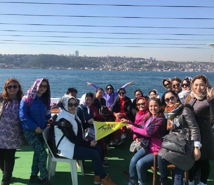 Istanbul: Bosphorus Sightseeing Boat Tour with Guide - Key points at a glance