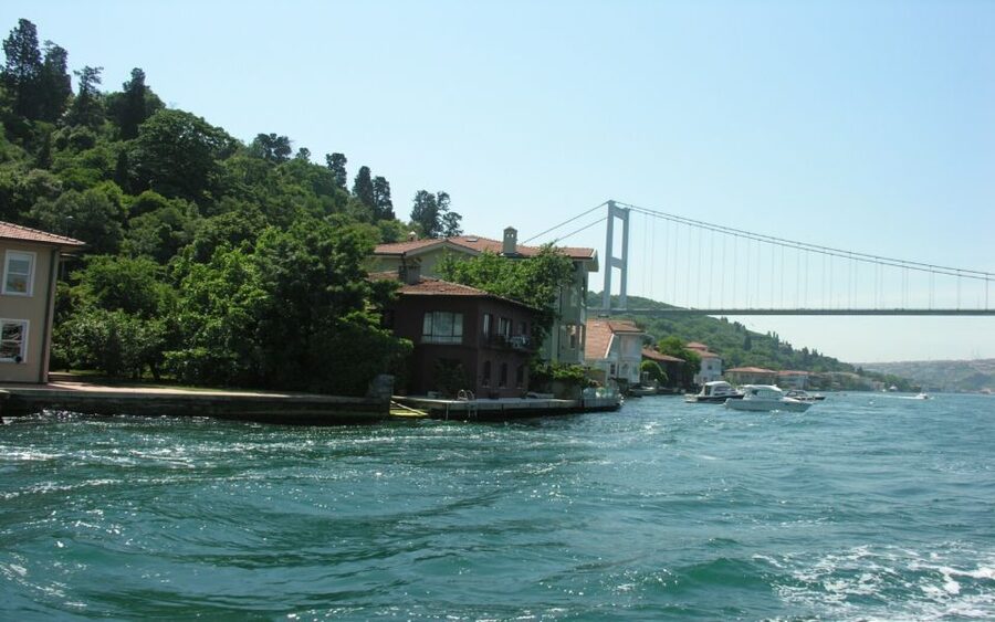 Istanbul: Bosphorus Sightseeing Boat Tour with Guide - Why the Bosphorus is the right place to begin