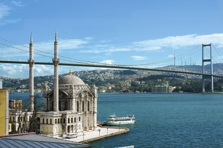 Istanbul: Bosphorus Sightseeing Boat Tour with Guide - Crossing toward Asia and Beylerbeyi Palace