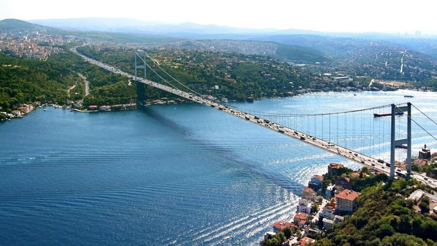 Istanbul: Bosphorus Sightseeing Boat Tour with Guide - Meeting in Sultanahmet and reaching the dock