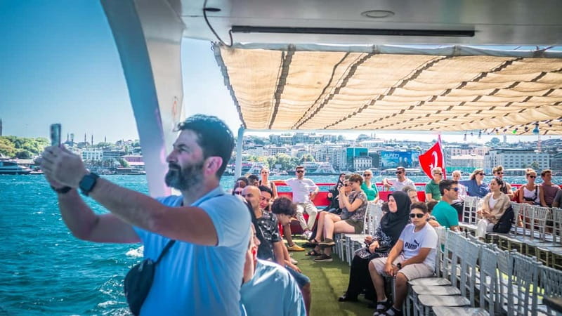 Istanbul: Bosphorus Sightseeing Cruise Tour with Audio Guide - Audio commentary and live help