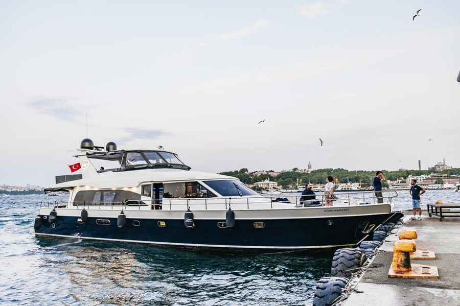 Istanbul: Bosphorus Sunset Cruise on a Luxury Yacht - Why a Bosphorus sunset cruise works so well