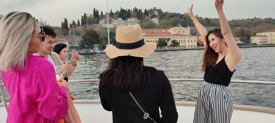 Istanbul: Bosphorus Sunset Cruise on Yacht with Live Guide - Old-city views on the way back