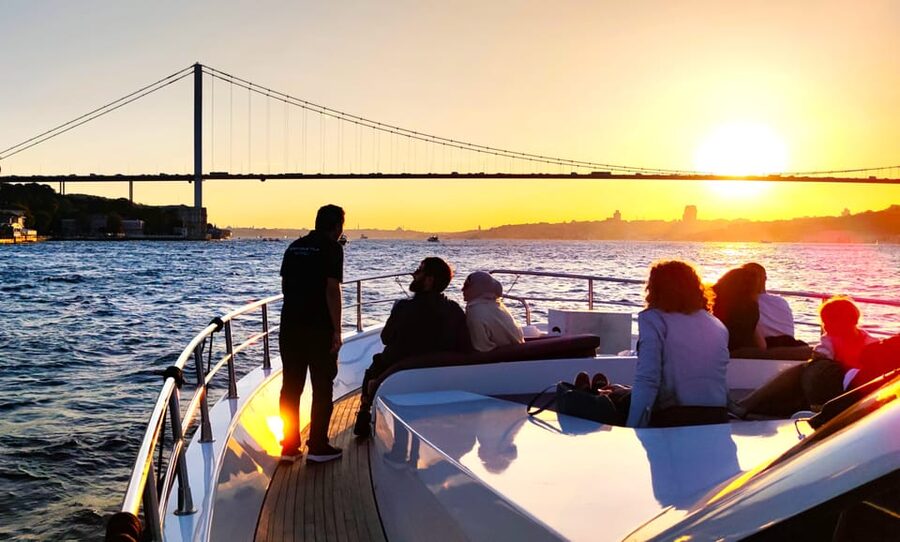Istanbul: Bosphorus Sunset Yacht Cruise with Live Guide - Why A Sunset Cruise Works So Well In Istanbul