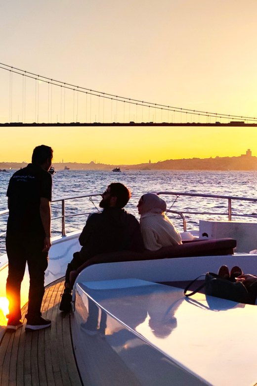Istanbul: Bosphorus Sunset Yacht Cruise with Live Guide - Arnavutkoy And Rumeli Fortress