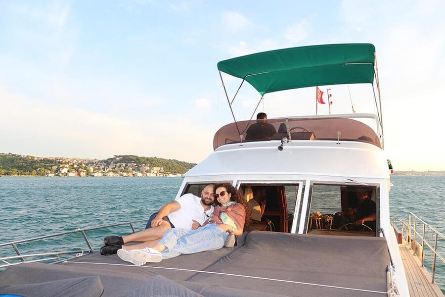 Istanbul: Bosphorus Yacht Cruise at Sunset with Snacks - Why the Bosphorus is the right place to watch Istanbul