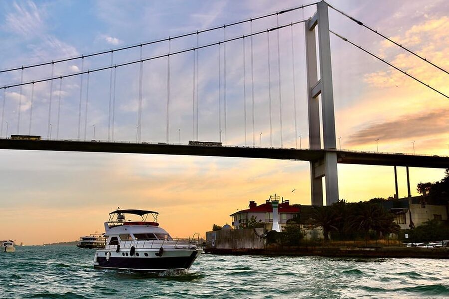 Istanbul: Bosphorus Yacht Cruise at Sunset with Snacks - How the guide affects the experience