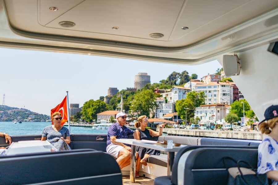 Istanbul: Bosphorus Yacht Cruise with Stopover on Asian Side - The European shore: palaces, mosques, and polished waterfront districts