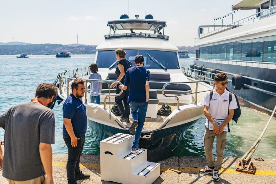 Istanbul: Bosphorus Yacht Cruise with Stopover on Asian Side - The Asian shore: fortresses, palaces, and the return route
