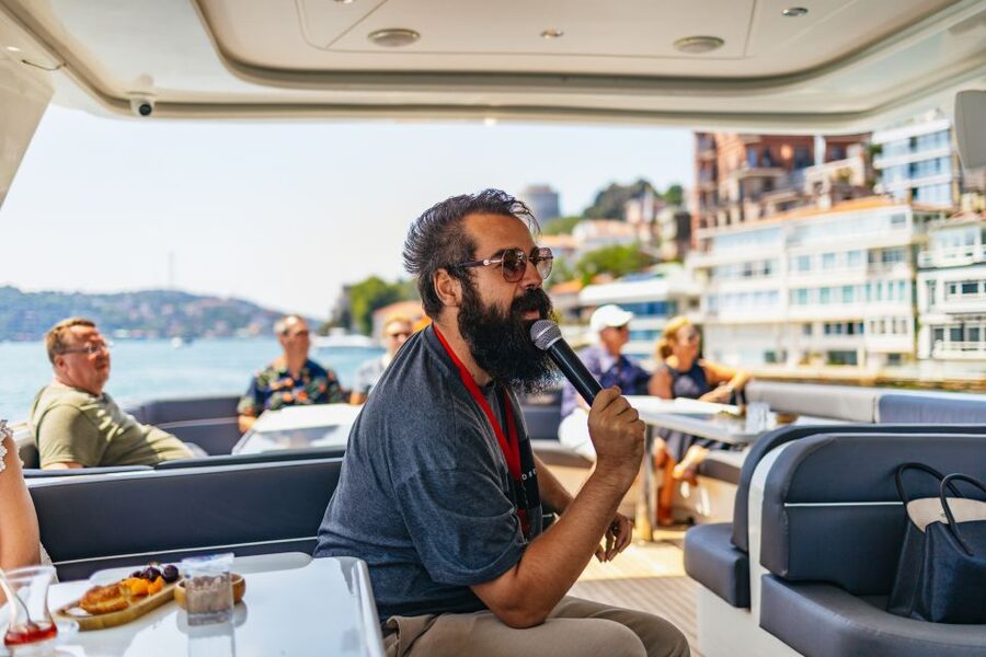 Istanbul: Bosphorus Yacht Cruise with Stopover on Asian Side - The guide makes the difference