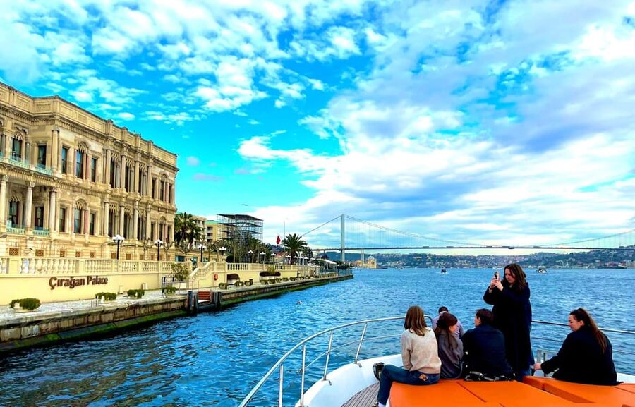 Istanbul: Daytime Bosphorus Yacht Cruise with Fruit & Snacks - Bebek, Kuleli, and Beylerbeyi