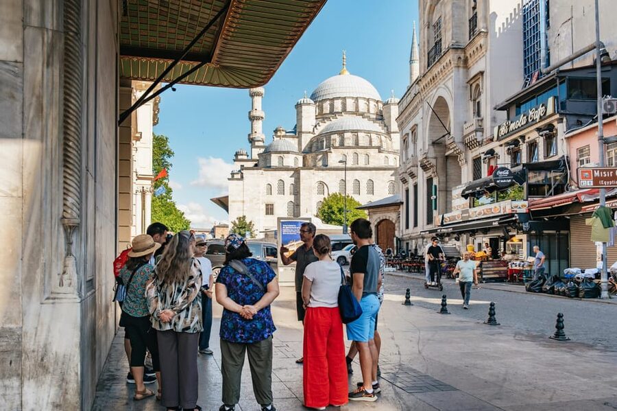 Istanbul: European and Asian Side Guided Foodie Walking Tour - Lunch in Kadıköy Çarşı