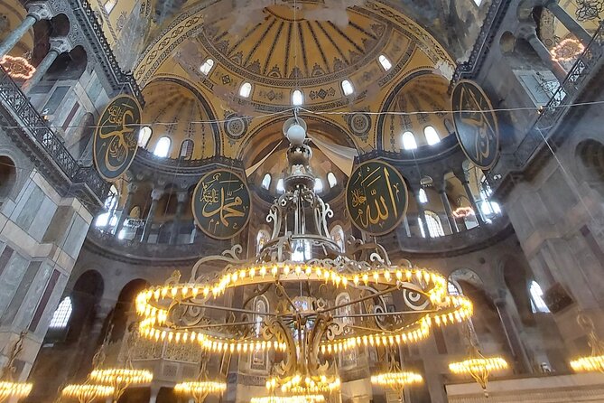 Istanbul Highlights Blue Mosque, Hagia Sophia, Cisterns and More! - The Nakkas Cistern and a carpet demonstration