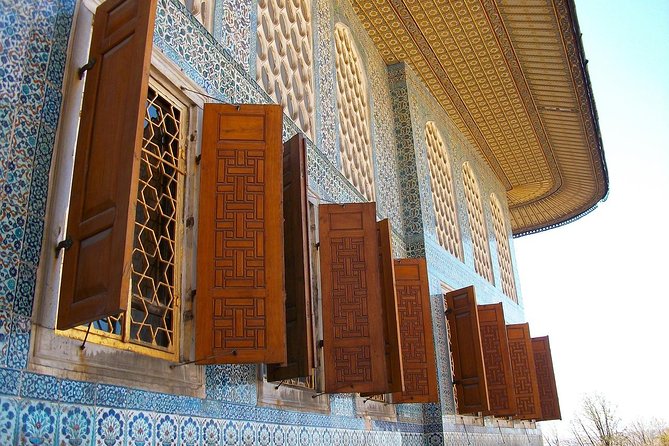 Istanbul Highlights: Guided Tour with Turkish Tea or Coffee - Hagia Sophia: a layered start to the morning