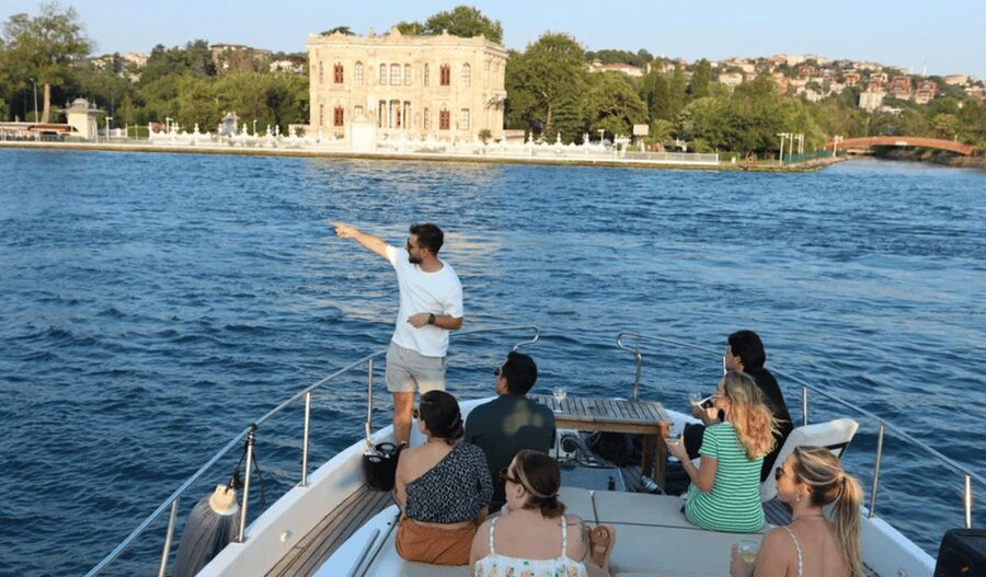 Istanbul: Small Group Yacht Tour with Unlimited Wine - Hagia Sophia and the return toward Karaköy