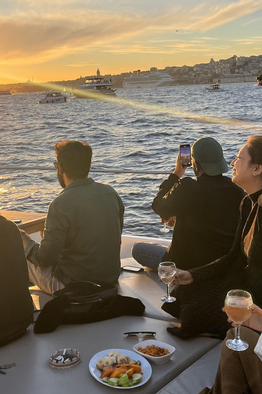 Istanbul: Small Group Yacht Tour with Unlimited Wine - Boarding at Kardeşim Sokak