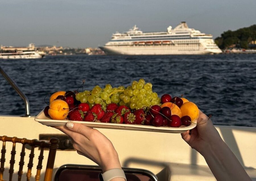 Istanbul: Sunset or Day Small-Group Yacht Cruise with Snacks - Sunset or Daytime: Which Option Should You Choose?