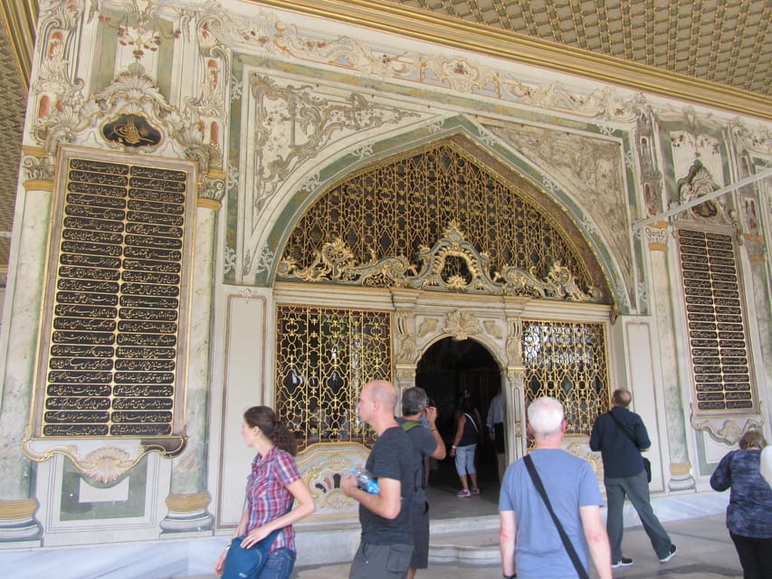 Istanbul: Topkapi, Hagia Sophia and Basilica Cistern Tour - The guides are the heart of the experience