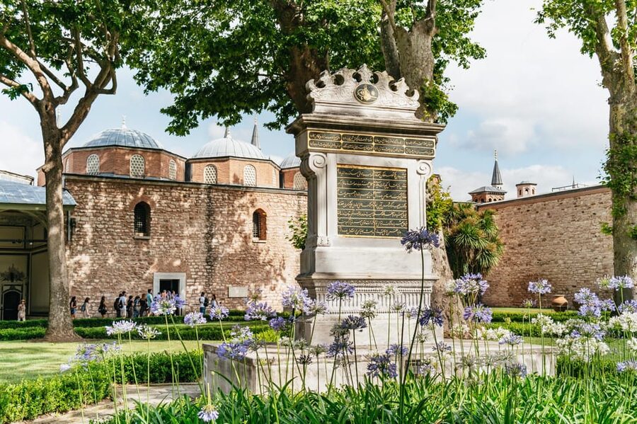Istanbul: Topkapi Palace and Harem Guided Tour with Ticket - Through the palace courtyards and royal grounds