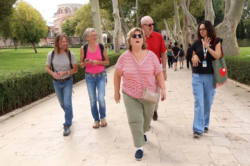 Istanbul: Topkapi Palace and Harem Museum Tour with Ticket - What the guide adds to the ticket