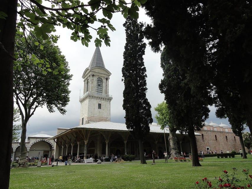 Istanbul: Topkapi Palace and Harem Ticket with Audio Guide - The palace entrance and the short host orientation