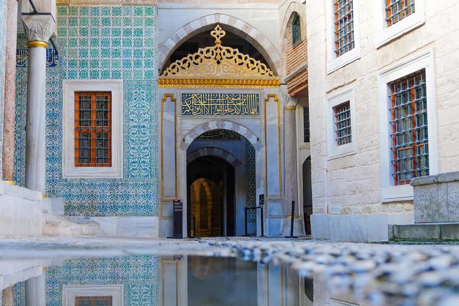 Istanbul: Topkapi Palace & Harem Museum Ticket & Audio Guide - Sacred relics and spiritual meaning