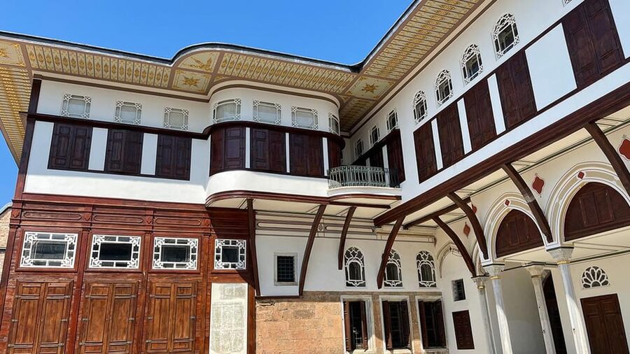 Istanbul: Topkapi Palace & Harem Museum Ticket & Audio Guide - Meeting the host near Topkapi’s main gate