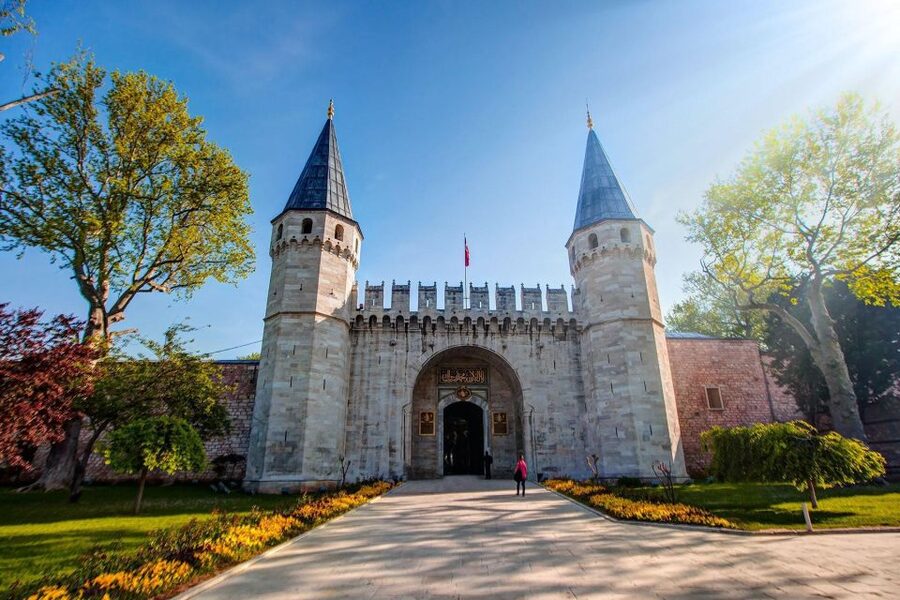 Istanbul: Topkapi Palace Skip-the-Line Ticket & Guided Tour - Entering the palace with a guide