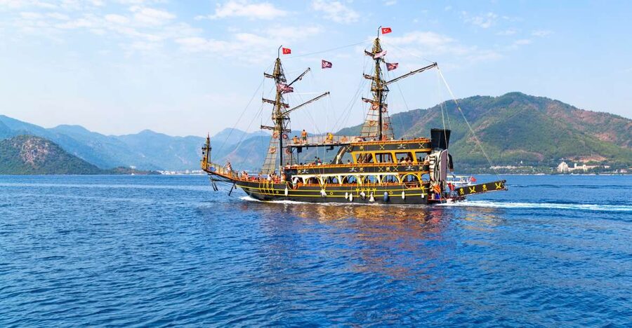 Kemer Full-Day Pirate Boat Trip with Lunch - The return cruise and onboard entertainment