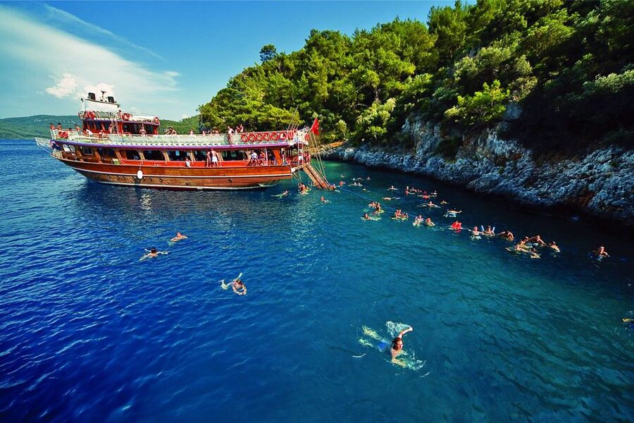 Marmaris: Boat Trip with Unlimited Drinks and BBQ Lunch - Lunch is simple, filling, and better than the price suggests