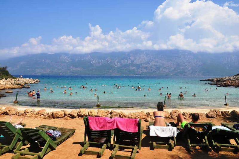 Marmaris: Cleopatra Island Boat Trip with Lunch and Drinks - Roman ruins beyond the beach